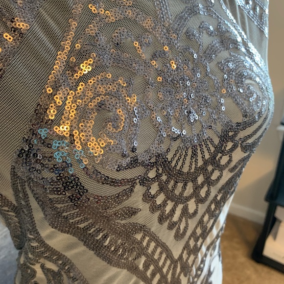 Silver sequins form fitted party dress - Picture 2 of 6